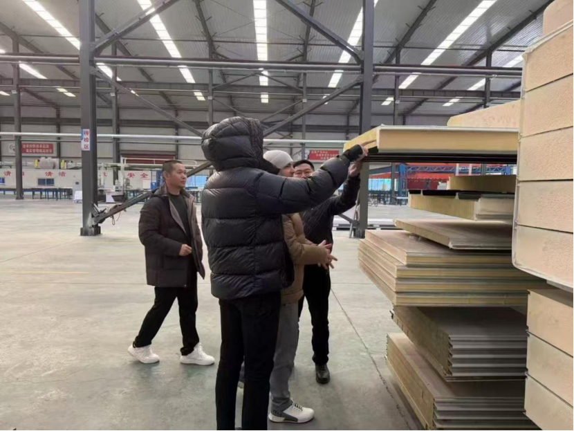Factory visit news from overseas construction delegation at sandwich panel production base